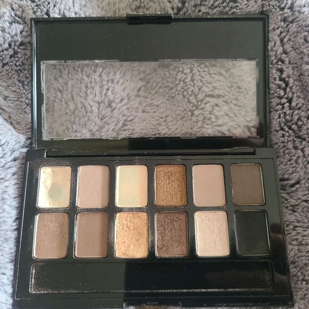 The nudes eyeshadow palette by Maybelline New York